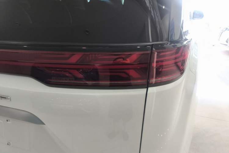 Used Denza D9 2024 DM-i 980 Four-Wheel Drive Prestige Model Right Rear Taillight
