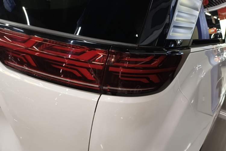 Used Denza D9 2024 DM-i 980 Four-Wheel Drive Prestige Model Right Rear Taillight