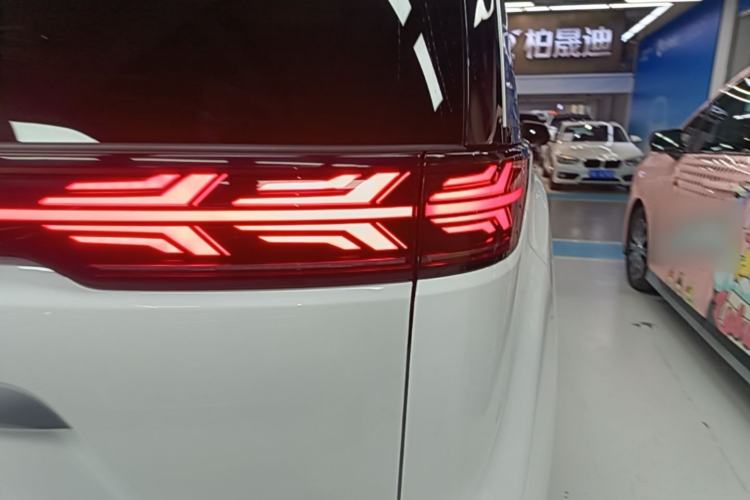 Used Denza D9 2024 DM-i 980 Four-Wheel Drive Flagship Model Right Rear Taillight