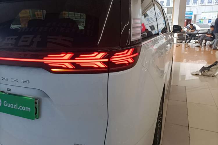 Used Denza D9 2024 DM-i 980 Four-Wheel Drive Flagship Model Right Rear Taillight