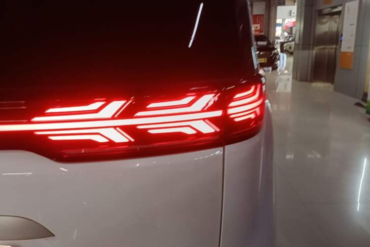 Used Denza D9 2024 DM-i 980 Four-Wheel Drive Prestige Model Right Rear Taillight