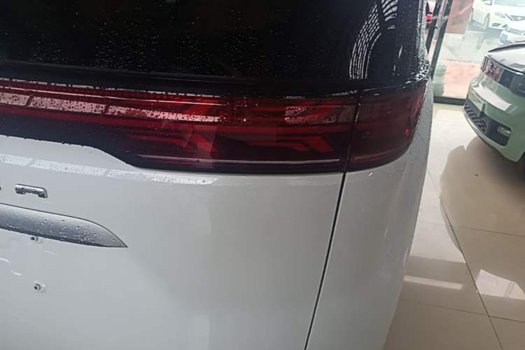 Used Denza D9 2024 DM-i 980 Four-Wheel Drive Flagship Model Right Rear Taillight