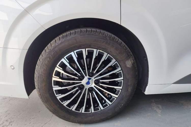 Used Denza D9 2024 DM-i 980 Four-Wheel Drive Flagship Model Right Rear Wheel Hub