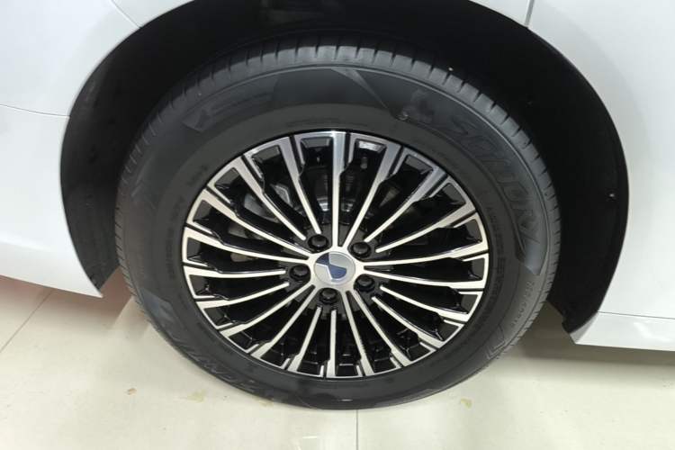 Used Denza D9 2024 DM-i 980 Four-Wheel Drive Prestige Model Right Rear Wheel Hub