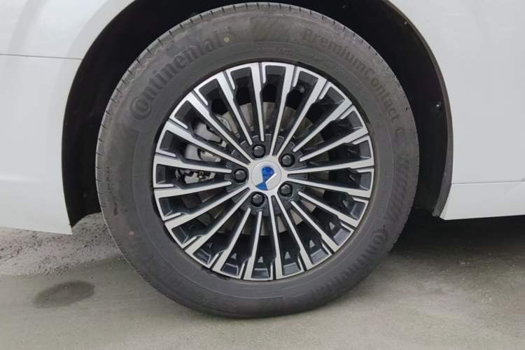 Used Denza D9 2024 EV 620 Premium Model Right Rear Wheel Hub