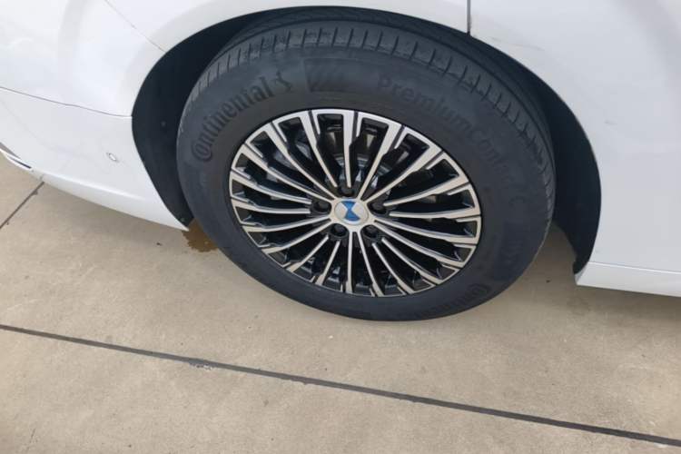 Used Denza D9 2024 DM-i 980 Four-Wheel Drive Flagship Model Right Rear Wheel Hub