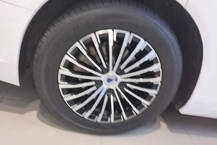 Used Denza D9 2024 DM-i 1050 Luxury Model Right Rear Wheel Hub