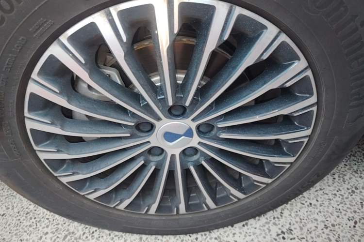 Used Denza D9 2024 DM-i 980 Four-Wheel Drive Prestige Model Right Rear Wheel Hub