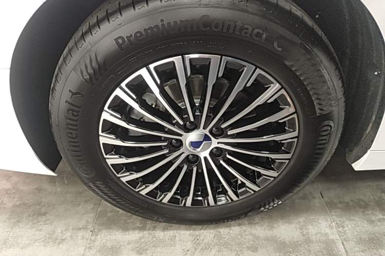 Used Denza D9 2024 DM-i 980 Four-Wheel Drive Prestige Model Right Rear Wheel Hub