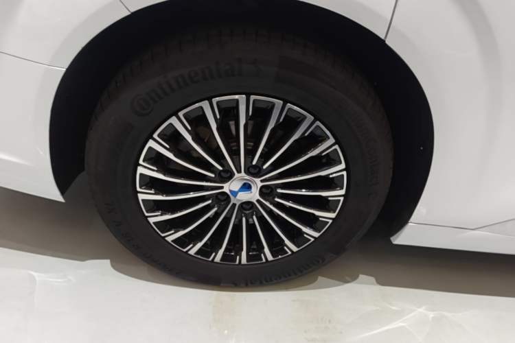 Used Denza D9 2024 DM-i 1050 Luxury Model Right Rear Wheel Hub