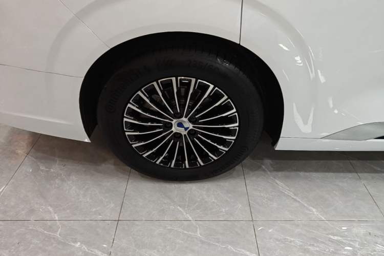 Used Denza D9 2024 DM-i 980 Four-Wheel Drive Prestige Model Right Rear Wheel Hub