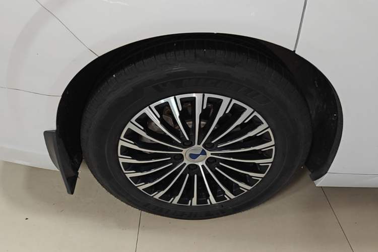 Used Denza D9 2024 DM-i 1050 Luxury Model Right Rear Wheel Hub