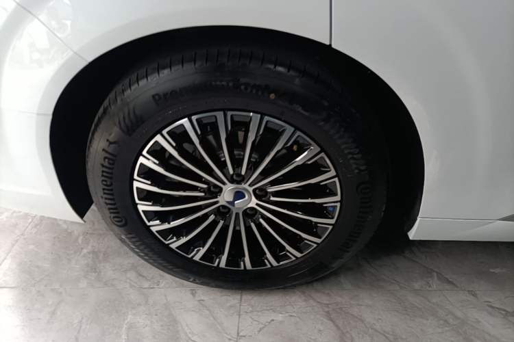 Used Denza D9 2024 DM-i 980 Four-Wheel Drive Prestige Model Right Rear Wheel Hub