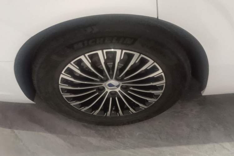 Used Denza D9 2024 DM-i 980 Four-Wheel Drive Prestige Model Right Rear Wheel Hub