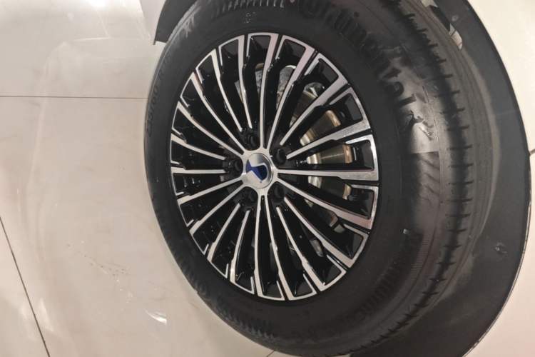 Used Denza D9 2024 DM-i 1050 Luxury Model Right Rear Wheel Hub