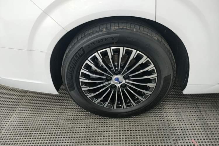 Used Denza D9 2024 DM-i 1050 Luxury Model Right Rear Wheel Hub