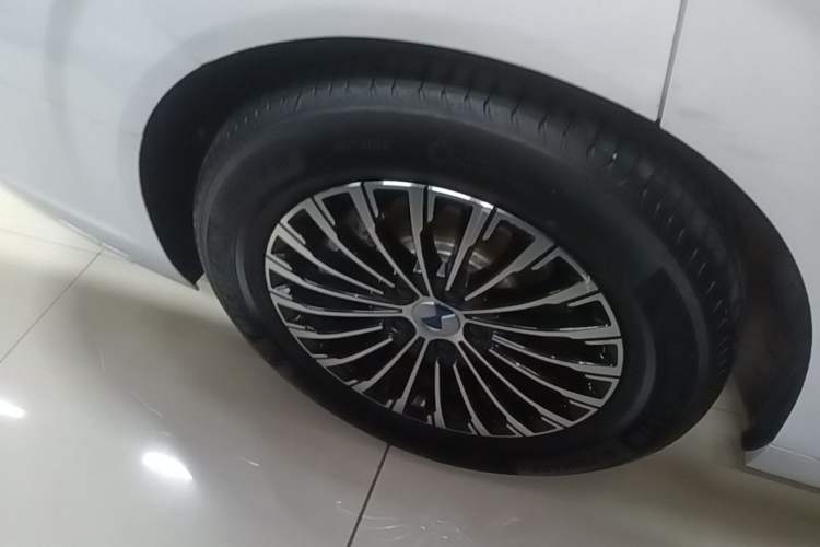 Used Denza D9 2024 DM-i 980 Four-Wheel Drive Prestige Model Right Rear Wheel Hub