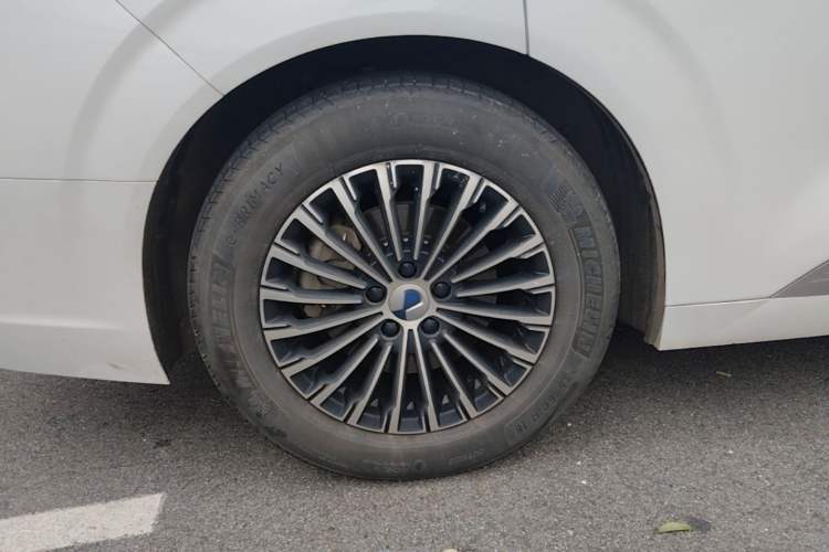 Used Denza D9 2024 DM-i 1050 Luxury Model Right Rear Wheel Hub