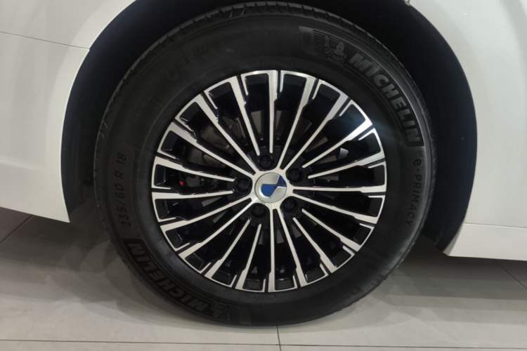 Used Denza D9 2024 DM-i 980 Four-Wheel Drive Prestige Model Right Rear Wheel Hub