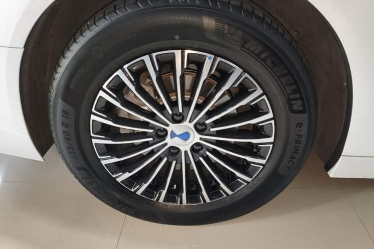 Used Denza D9 2024 DM-i 980 Four-Wheel Drive Prestige Model Right Rear Wheel Hub