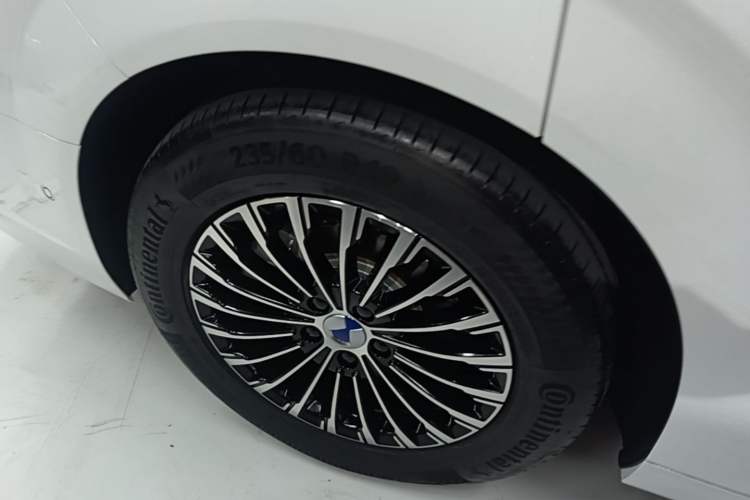 Used Denza D9 2024 DM-i 980 Four-Wheel Drive Flagship Model Right Rear Wheel Hub