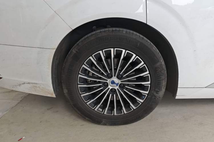 Used Denza D9 2024 DM-i 970 Luxury Model Right Rear Wheel Hub