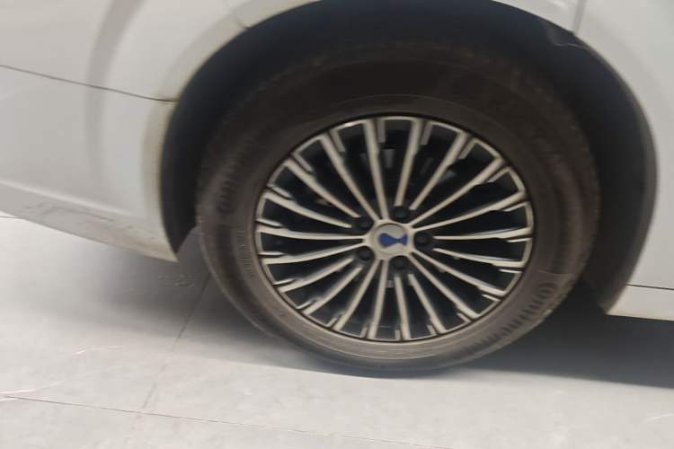 Used Denza D9 2024 DM-i 1050 Luxury Model Right Rear Wheel Hub