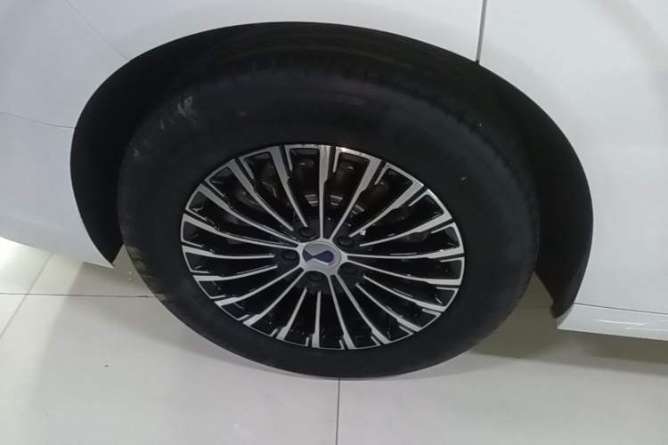 Used Denza D9 2024 DM-i 980 Four-Wheel Drive Prestige Model Right Rear Wheel Hub