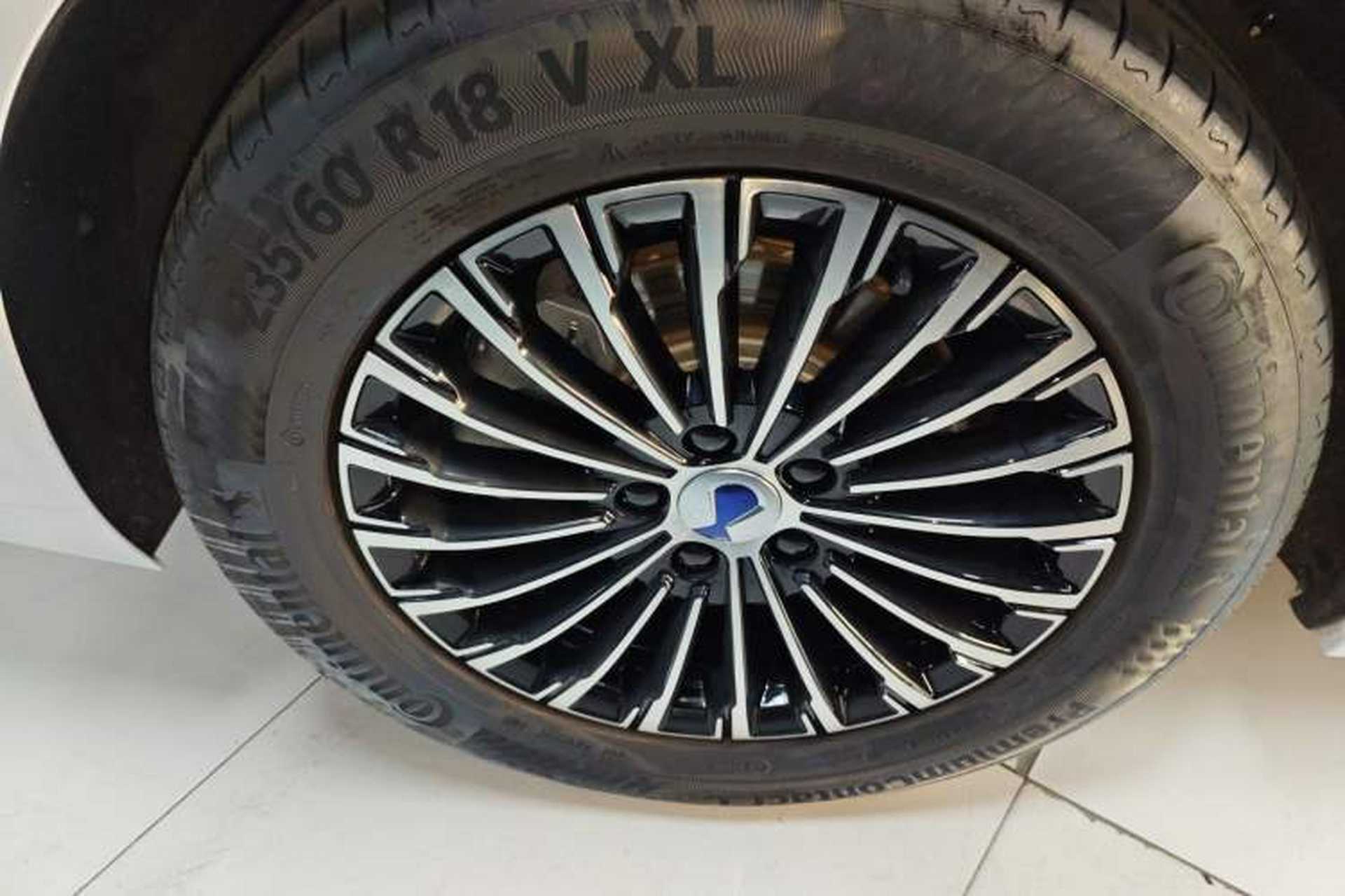 Used Denza D9 2024 DM-i 1050 Luxury Model Right Rear Wheel Hub