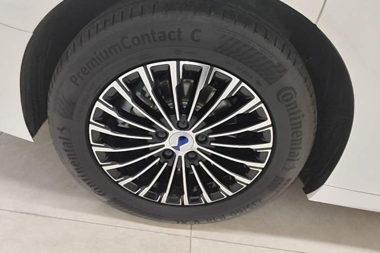 Used Denza D9 2024 DM-i 980 Four-Wheel Drive Prestige Model Right Rear Wheel Hub