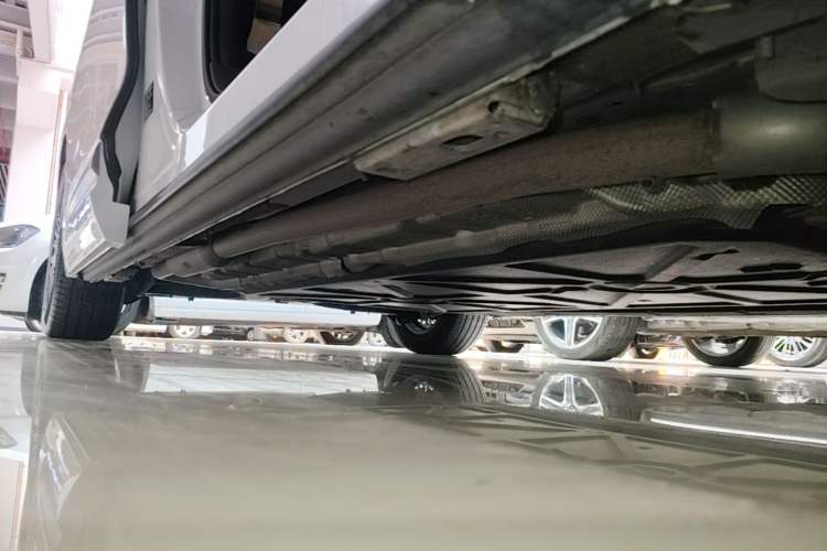 Used Denza D9 2024 DM-i 980 Four-Wheel Drive Flagship Model Right Side Sill