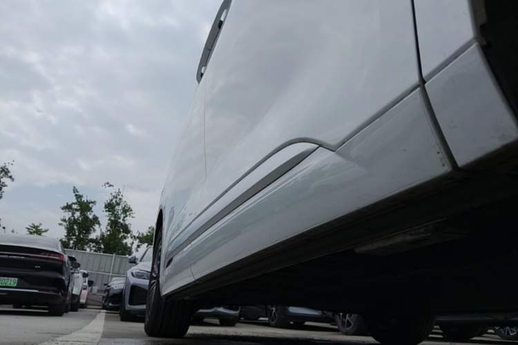 Used Denza D9 2024 EV 620 Premium Model Right Side Sill