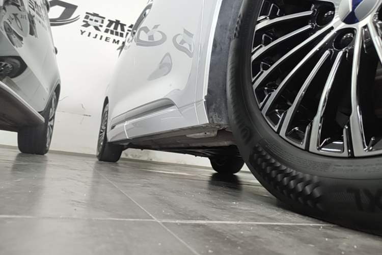 Used Denza D9 2024 DM-i 980 Four-Wheel Drive Prestige Model Right Side Sill