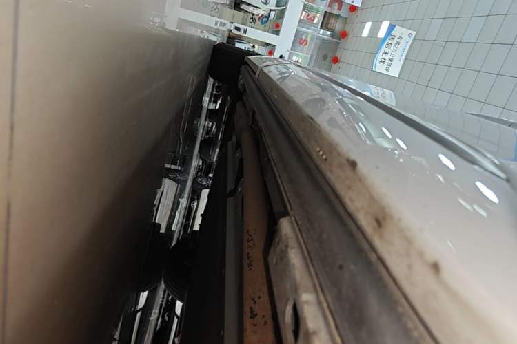 Used Denza D9 2024 DM-i 1050 Luxury Model Right Side Sill