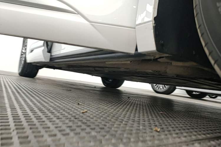 Used Denza D9 2024 DM-i 1050 Luxury Model Right Side Sill