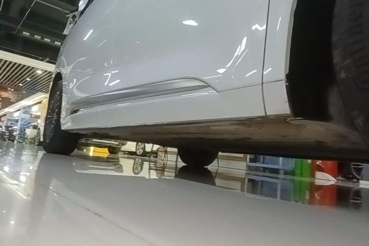 Used Denza D9 2024 DM-i 980 Four-Wheel Drive Prestige Model Right Side Sill