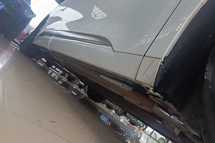 Used Denza D9 2024 DM-i 980 Four-Wheel Drive Flagship Model Right Side Sill