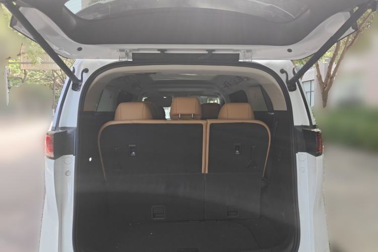 Used Denza D9 2024 EV 600 Four-Wheel-Drive Flagship Model Trunk