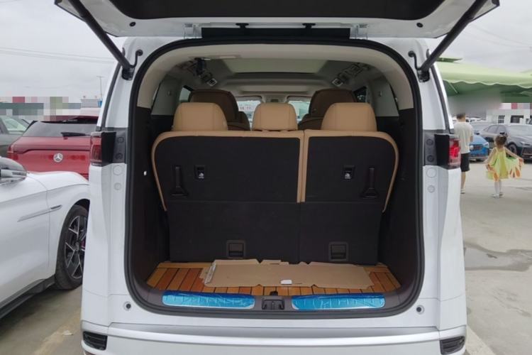Used Denza D9 2024 EV 620 Premium Model Trunk