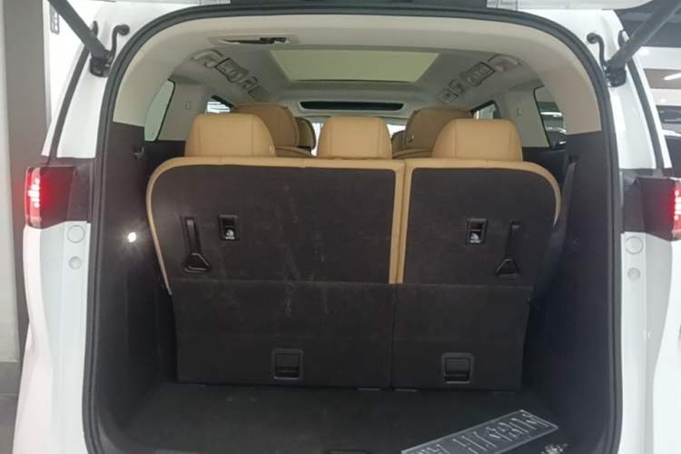Used Denza D9 2024 DM-i 980 Four-Wheel Drive Prestige Model Trunk