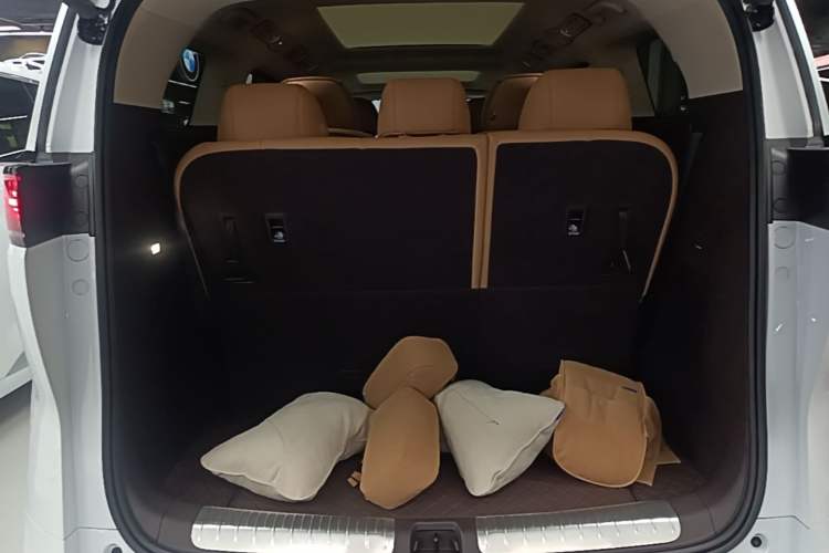 Used Denza D9 2024 DM-i 980 Four-Wheel Drive Flagship Model Trunk