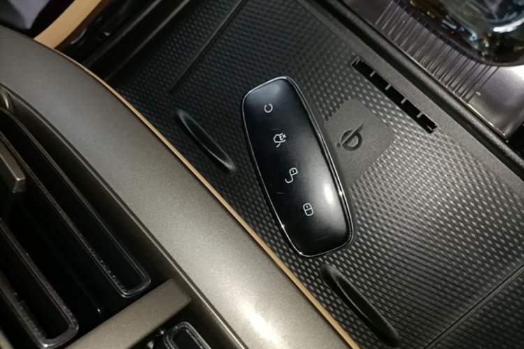 Used Denza D9 2024 DM-i 980 Four-Wheel Drive Prestige Model Vehicle Key