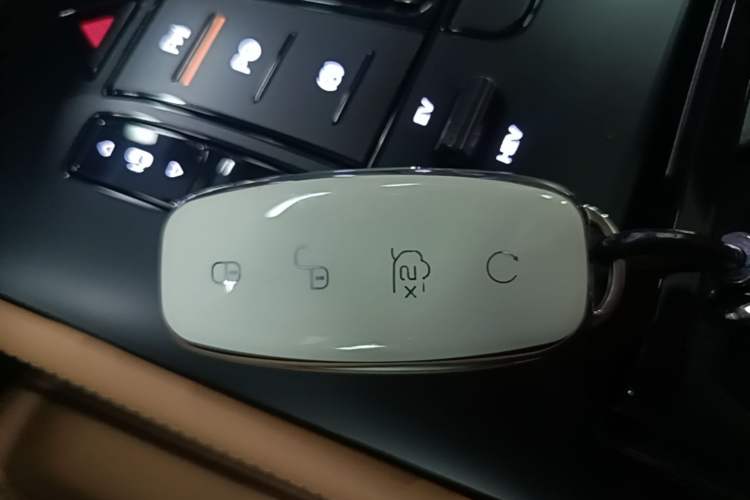 Used Denza D9 2024 DM-i 980 Four-Wheel Drive Flagship Model Vehicle Key