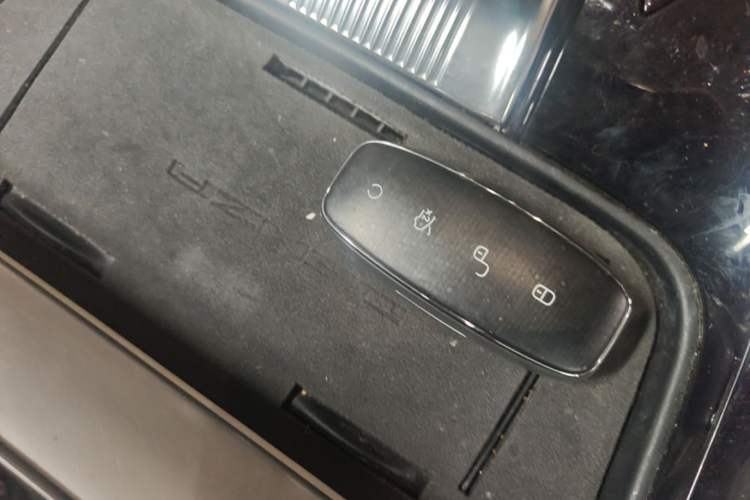 Used Denza D9 2024 DM-i 1050 Luxury Model Vehicle Key