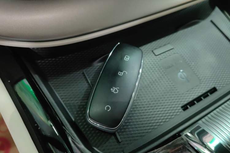Used Denza D9 2024 DM-i 1050 Luxury Model Vehicle Key