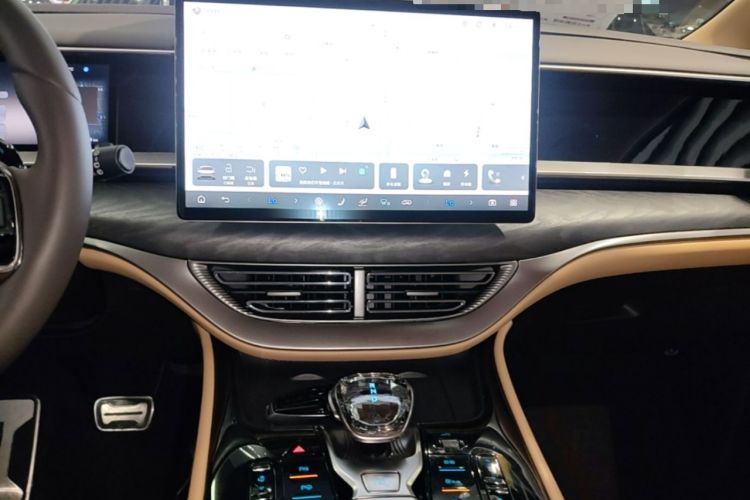 Used Denza D9 2025 DM-i Intelligent Drive 1020 Four-Wheel Drive Prestige Model Audio And AC Panel