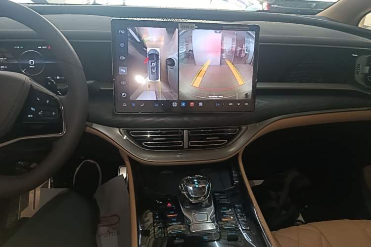 Used Denza D9 2025 DM-i Smart Drive 1020 Four-Wheel Drive Deluxe Model Audio And AC Panel
