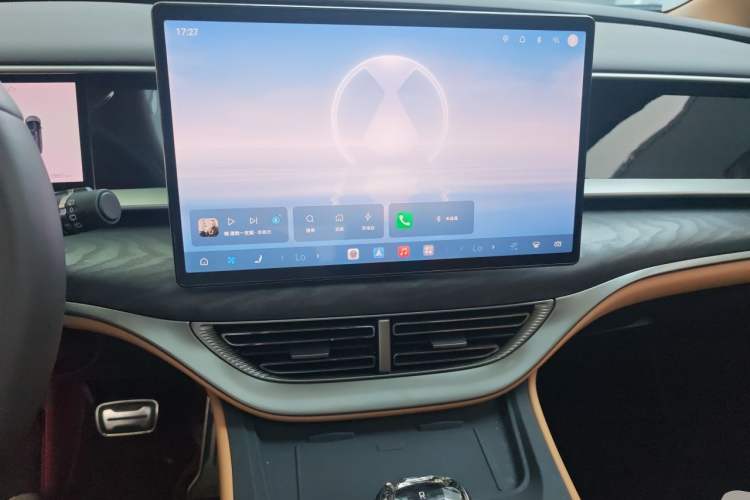 Used Denza D9 2025 DM-i Intelligent Drive 1020 Four-Wheel Drive Prestige Model Audio And AC Panel