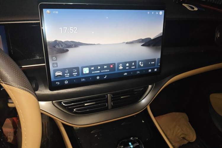 Used Denza D9 2025 DM-i Intelligent Drive 1020 Four-Wheel Drive Prestige Model Audio And AC Panel