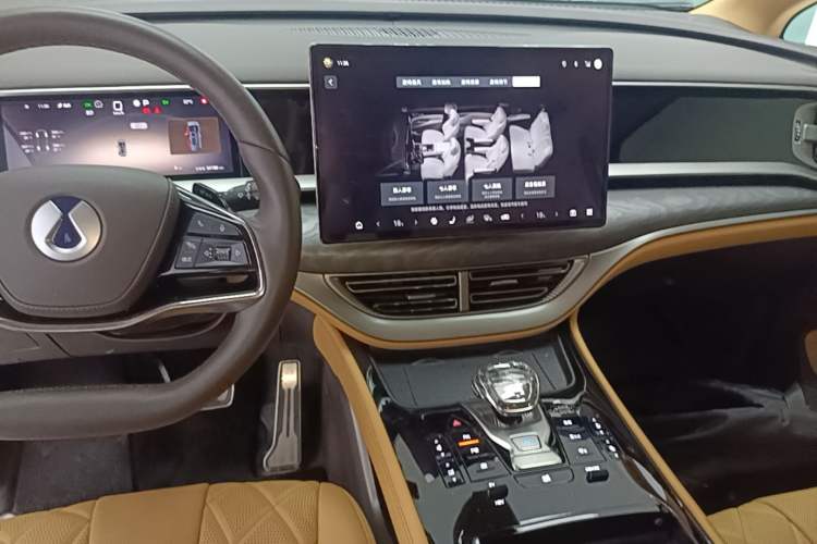 Used Denza D9 2025 DM-i Smart Drive 1020 Four-Wheel Drive Deluxe Model Audio And AC Panel